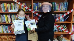 ''Представляем лучших читателей!'' Кошелева Елена (слева), библиотека им. А. Гайдара. Февраль 2021 года