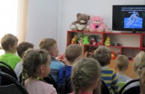 ''К звёздам!'' Дети активно отвечают на вопросы звёздной викторины. Библиотека им. К. Симонова. 12 апреля 2022 года