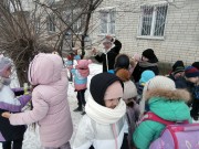 ''Здравствуйте, пернатые!''. Дети заполняют кормушки семенами и хлебом. Библиотека им. М.Е. Салтыкова-Щедрина. 17 января 2023 года