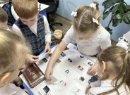 ''Человек, который любил слова''. Дети создают коллаж-словарь. Библиотека им. В. Дубинина. 23 марта 2026 года