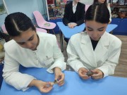 ''К Дню народного единства''. Старшеклассники пытаются определить назначение исторических артефактов. Библиотека им. В. Дубинина. 31 октября 2025 года