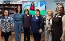 IX Международный литературный фестиваль им. Максима Горького — в библиотеках Канавина. Марина Дороченкова и сотрудники библиотеки. Библиотека им. А. Гайдара. 7 октября 2025 года