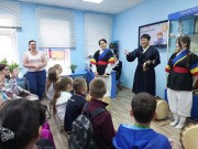 ''Лето, здравствуй!'' Руководитель ансамбля Алексей Мун рассказывает малышам об особенностях музыкальных инструментов. Библиотека им. В. Дубинина. 2 июня 2025 года