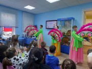 ''Лето, здравствуй!'' Традиционные корейские танцы с веерами восхищают всех. Библиотека им. В. Дубинина. 2 июня 2025 года