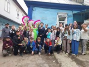 ''Лето, здравствуй!'' Участники праздниками вместе с артистами показывают традиционный корейский жест, обозначающий любовь. Библиотека им. В. Дубинина. 2 июня 2025 года
