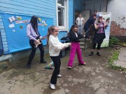 ''Лето, здравствуй!'' Талантливые танцоры присоединились к выступлению группы ''Ферро''. Библиотека им. В. Дубинина. 2 июня 2025 года