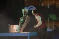 ''Премьера с душой: ''Невольный странник'' — смешно и трогательно''. Сцена из спектакля. Фото Андрея Хозяева. Дом актёра им. В.В. Вихрова. 28 августа 2025 года