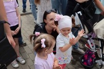 Фестиваль ''Нам улыбается детство''. Настроение у малышни отличное! Площадь им. О. Шарадзе. 1 июня 2025 года