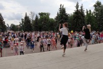 Фестиваль ''Нам улыбается детство''. Волонтеры ''Школы вожатых'' зажигают! Площадь им. О. Шарадзе. 1 июня 2025 года