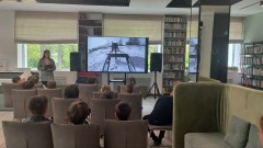 ''Праздничный марафон''. Библиотекарь Евгения Голенкова рассказывает о помощи животных в годы Великой Отечественной войны. ЦРБ им. Ф.М. Достоевского. Май 2025 года