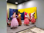 ''Сказочный детектив «Золушка»''. Мачеха (Василиса Соловьева), Капризуля (Аня Чернеева) и Воображуля (Анастасия Кирилина) собираются на королевский бал. СЦ #вМесте. 25 ноября 2025 года