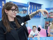 ''Защитники природы''. Руководитель лагеря Лилия Александровна Седнина демонстрирует рост водорослей. Библиотека им. В. Дубинина. 7 июля 2025 года