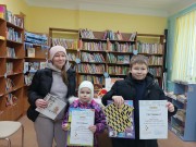 ''Читатель года — 2025''. Мазурова Арина и Мазуров Максим со своей мамой. Библиотека им. К. Симонова. Январь 2026 года