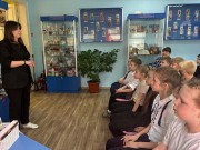 ''Хроника войны глазами детей''. Школьники слушают рассказ про работу связиста. Библиотека им. В. Дубинина. 6 мая 2026 года