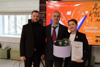 ''Дары народов — книги для всех''. Игошина Алла Иосифовна с участниками акции — Харченко Максимом Ивановичем и Махсубовым Аликом Магомедовичем. ЦРБ им. Ф.М. Достоевского. 13 февраля 2026 года