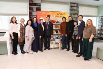 ''Дары народов — книги для всех''. В завершение встречи сделали общую фотографию. ЦРБ им. Ф.М. Достоевского. 13 февраля 2026 года