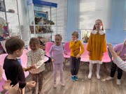 ''Масленичные забавы: от понедельника до воскресенья''. Ребята готовятся водить хоровод ''Горячий блинчик''. Библиотека им. В. Дубинина. 22 февраля 2026 года