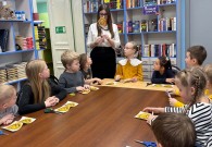 ''Масленичные забавы: от понедельника до воскресенья''. Участники праздника приступили к изготовлению поделки ''Солнце''. Библиотека им. В. Дубинина. 22 февраля 2026 года