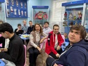 ''За чаем не скучаем: чайные традиции народов России''. Ребята обсуждают вопрос викторины. Библиотека им. В. Дубинина. 29 апреля 2026 года