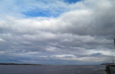 23 апреля. Волга разлилась. Облака набежали... Автор Марина Вашаткина