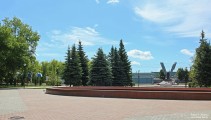 Площадь перед Инженерным центром ГЖД с видом на памятник воинам-железнодорожникам. Фото Татьяны Шепелевой. 6 июля 2016 года