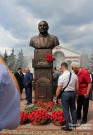 Красные гвоздики у подножия памятника О.Х. Шарадзе. Фото Татьяны Шепелевой. 2 августа 2023 года