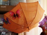 Оригинальный зонтик от солнца, украшенный мережками. Магазин ЗАО ''Гипюр''. Фото Татьяны Шепелевой. 25 сентября 2015 года