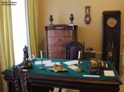 Кабинет: письменный стол, старинные часы. Музей истории ВМЗ. 31 мая 2018 года. Фото Татьяны Шепелевой