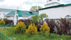 Выксунский Иверский монастырь. Цветник у врат обители. Фото Татьяны Шепелевой. 31 мая 2018 года