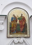 Святые апостолы Петр и Павел над входом в Храм Всех Святых. Фото Татьяны Шепелевой. 17 февраля 2014 года