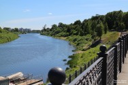 Набережная реки Вологды. Вниз по реке. Вологда, июнь 2014 года. Фото Татьяны Шепелевой