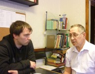 Игорь Михайлович Богданов (справа) даёт интервью Андрею Кузечкину. Фото Татьяны Андриановой. 24 декабря 2013 года