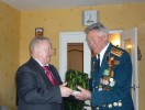 Николай Гаврилович Лазарев получает подарок от Совета ветеранов микрорайона Гордеевский к празднику Победы. 6 мая 2013 года