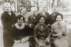 Антонина Александровна Макарова (сидит в центре) с коллегами. Фото из личного архива