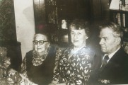 Ирина Марковна Мотовникова (в центре) с родителями