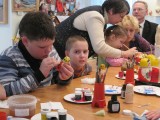 Наталья Викторовна Квач обучает детей росписи матрешек