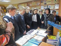 Наталья Ивановна Пинякова проводит экскурсию по музею ''История Канавина'' для школьников. 14 февраля 2014 года