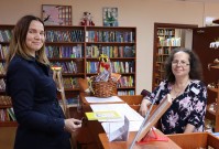 В детскую библиотеку часто приходят и родители юных читателей. Май 2023 года. Фото Кузнецовой Л.В.