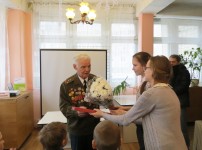 Школьники вручают подарки ветерану Великой Отечественной войны Владимиру Алексеевичу Герасимову. 20 февраля 2015 года