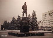 В.П. Чкалов. 1981 г. Бронза, гранит. Скульптор П.И. Гусев, архитекторы О.П. Гаврилов, Ю.И. Коновалов. Нижегородская обл., г. Чкаловск, пл. Чкалова. Фото из материалов выставки в НГХМ 2017 г. Фотокопия Татьяны Шепелевой В.П. Чкалов. 1981 г. Бронза, гранит. Скульптор П.И. Гусев, архитекторы О.П. Гаврилов, Ю.И. Коновалов. Нижегородская обл., г. Чкаловск, пл. Чкалова. Фото из материалов выставки в НГХМ 2017 г. Фотокопия Татьяны Шепелевой